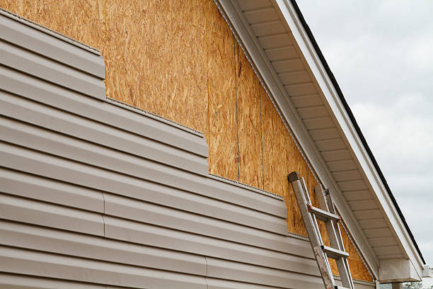 Professional Emergency Siding Repair technician working in Edgewater, MD